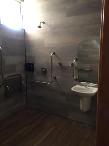 La salle de bains est pourvue d'un lavabo et d'une douche. dans l'établissement Wakanda Hotel, à Andradina