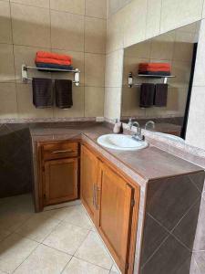 ein Bad mit einem Waschbecken und einem Spiegel in der Unterkunft Casa Coy in Ciudad Valles