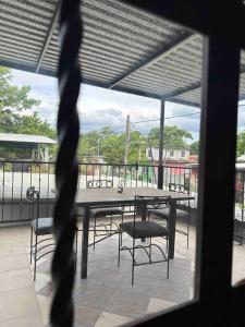 - une vue sur une table et des chaises depuis la terrasse dans l'établissement Casa Coy, à Ciudad Valles