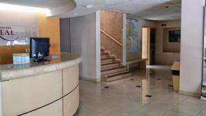 vestíbulo de un hospital con escaleras y recepción en Hotel Montreal, en León