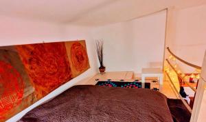 Habitación con cama y escalera. en Gallery flat in Party district, en Budapest