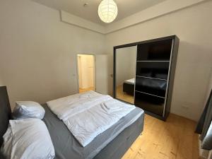 Una cama o camas en una habitación de Moderner Altbau im Szeneviertel