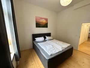 Säng eller sängar i ett rum på Moderner Altbau im Szeneviertel
