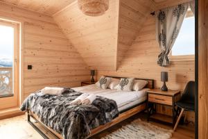 Tempat tidur dalam kamar di Czas na góry i las, dom z bala, sauna