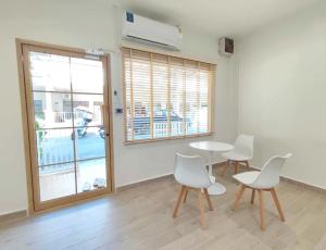 comedor con mesa, sillas y ventana en Rest24 Betong, en Betong