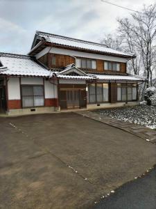 une maison avec une allée en face de celle-ci dans l'établissement 雲海と星空の宿 YAKUNO, à Fukuchiyama