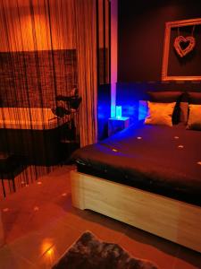 Un dormitorio con una cama con luces azules. en Cocoon d'Allauch en Allauch