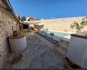 un patio con bañera y piscina en Casa de las Flores, en Cañada del Trigo