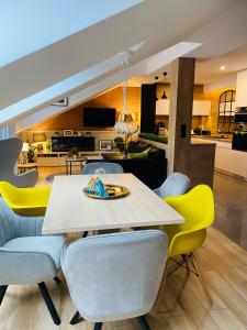 a dining room and kitchen with a table and chairs at Apartament MoLoo II in Ostróda