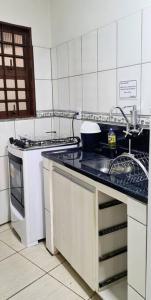 Kuchyň nebo kuchyňský kout v ubytování Casa privativa próximo ao centro e aeroporto. + 3 fotografie