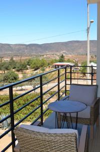 balcón con mesa, sillas y vistas en Casa Berty 2 en Ensenada