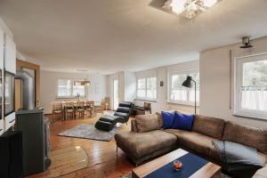 Μια τηλεόραση ή/και κέντρο ψυχαγωγίας στο Ferienhaus Reinerzau "Kleine Kinzig"