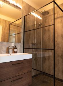 ein Bad mit einem Waschbecken und einer Dusche in der Unterkunft A Place to Call Home in Skellefteå