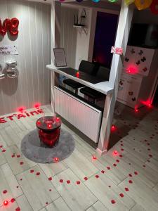 een kamer met een bed met rode verlichting op de vloer bij Sparadisejacuzzi in Éragny