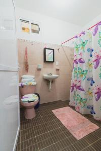 łazienka z toaletą i umywalką w obiekcie Zayali Bacalar - Guest House w mieście Bacalar
