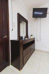 baño con lavabo y espejo en la pared en Zayali Bacalar - Guest House, en Bacalar