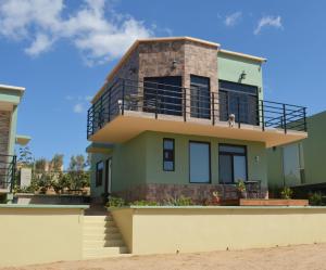 a house on the beach with a dog on the balcony at Casa Berty 4 in Ensenada