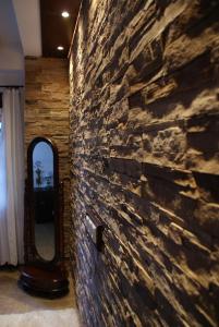 メツォヴォにあるΑρχοντικό Ειρήνη - 6 Metsovoの石壁のバスルーム(鏡付)