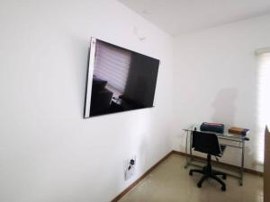 um quarto com uma secretária e uma televisão na parede em Escenia Loft Deluxe em Guadalajara