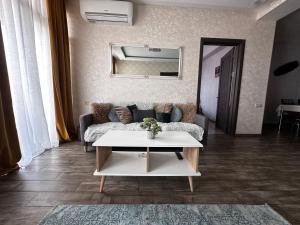 AnnaMari في تبليسي: غرفة معيشة مع أريكة وطاولة