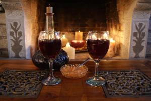 dos copas de vino sentadas en una mesa en Αρχοντικό Ειρήνη - 6 Metsovo, en Metsovo