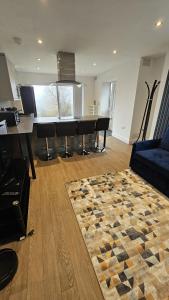 uma sala de estar com uma mesa e um piano em Cosy Corner Suite em Bradford