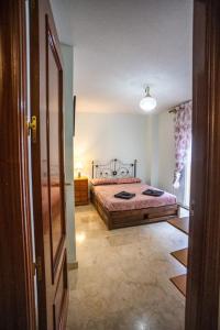 um quarto com uma cama e uma porta para um corredor em Elvira 81 em Granada