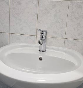 um lavatório branco com uma torneira na casa de banho em studio em Agia Napa
