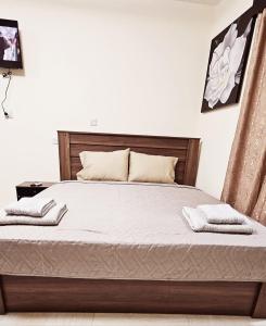 uma cama com duas toalhas num quarto em studio em Agia Napa