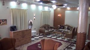 sala de estar con sofás y suelo a cuadros en Loulouat Al Reef en Kafr ʼakīm