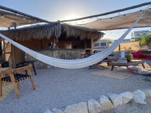 una hamaca está colgando de una cabaña de paja en BCS BuenaOnda sea view 7mt bell tent, en El Sargento