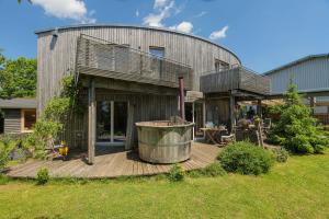 una casa circolare con terrazza in legno e vasca idromassaggio di Ferienhaus Dornstetten a Dornstetten