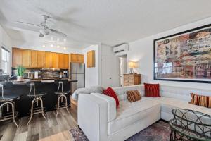 Una sala de estar con un sofá blanco y una cocina. en Serene Seaside Escape- 1BR Bliss, en Fort Lauderdale