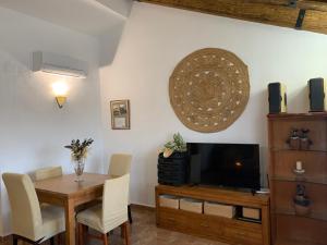 Televízia a/alebo spoločenská miestnosť v ubytovaní Casa Enric , con zona infantil, piscina y parking privado