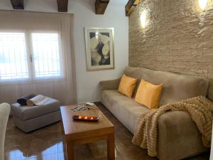 Posedenie v ubytovaní Casa Enric , con zona infantil, piscina y parking privado