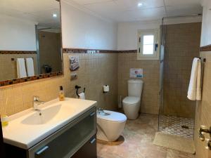 Kúpeľňa v ubytovaní Casa Enric , con zona infantil, piscina y parking privado