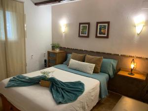 Posteľ alebo postele v izbe v ubytovaní Casa Enric , con zona infantil, piscina y parking privado
