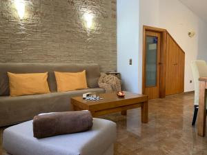 Posedenie v ubytovaní Casa Enric , con zona infantil, piscina y parking privado