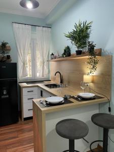 eine Küche mit zwei Barhockern und einer Arbeitsplatte in der Unterkunft Franci's Apartment no.3 in Tirana