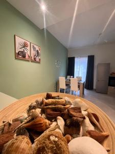 Habitación con cama grande de madera. en Peppe's Home relax apartament the view, en Gragnano