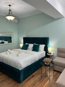 ein Schlafzimmer mit einem großen Bett und einem Sofa in der Unterkunft Franci's Apartment no.3 in Tirana