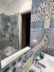 y baño con lavabo y espejo. en Peppe's Home relax apartament the view, en Gragnano