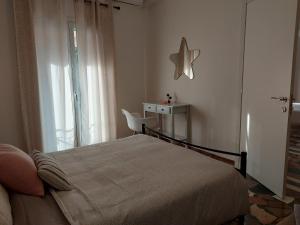 KastanéaにあるNiki Thalia Corfu Viros Apartment 1のベッドルーム1室(ベッド1台、椅子、窓付)