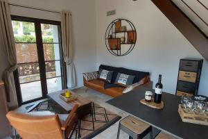 ein Wohnzimmer mit Tisch und Couch in der Unterkunft Villa avec piscine proche mer et saint tropez in Grimaud