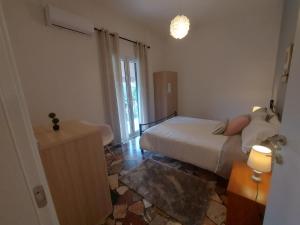 KastanéaにあるNiki Thalia Corfu Viros Apartment 1の小さなベッドルーム(ベッド1台、窓付)