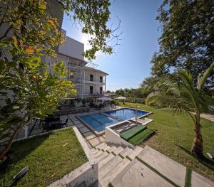 una vista exterior de una casa con piscina en Hotel Pedasí Nature Paradise en Pedasí Town