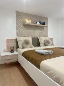 a bedroom with a large bed with pillows on it at Appartement T2 cosy (aéroport - parc des expo - parc Astérix) in Tremblay-En-France