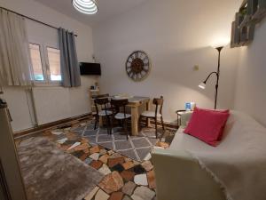 KastanéaにあるNiki Thalia Corfu Viros Apartment 1のリビングルーム(ソファ、テーブル付)