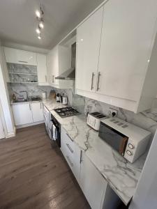 Dapur atau dapur kecil di Spacious Central Brighton Apartment