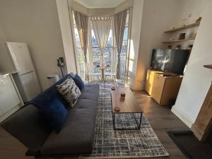 Ruang duduk di Spacious Central Brighton Apartment